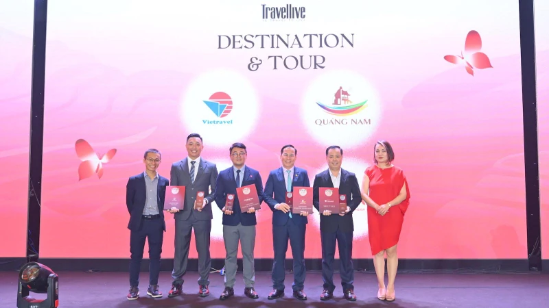 Đại diện ngành du lịch Quảng Nam, công ty Vietravel nhận vinh danh điểm đến và tour ấn tượng của HOTLIST 2024. 