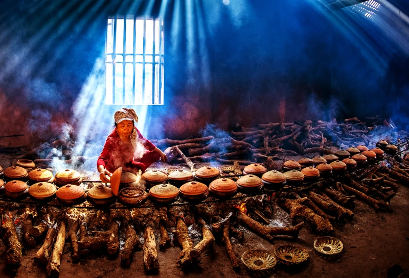 Tham gia tour Làng Vũ Đại ngày ấy, du khách có co hội trải nghiệm chế biến món cá kho Nhân Hậu - một đặc sản gắn với ngôi làng nổi tiếng này. Ảnh | TTXTDL Hà Nam 