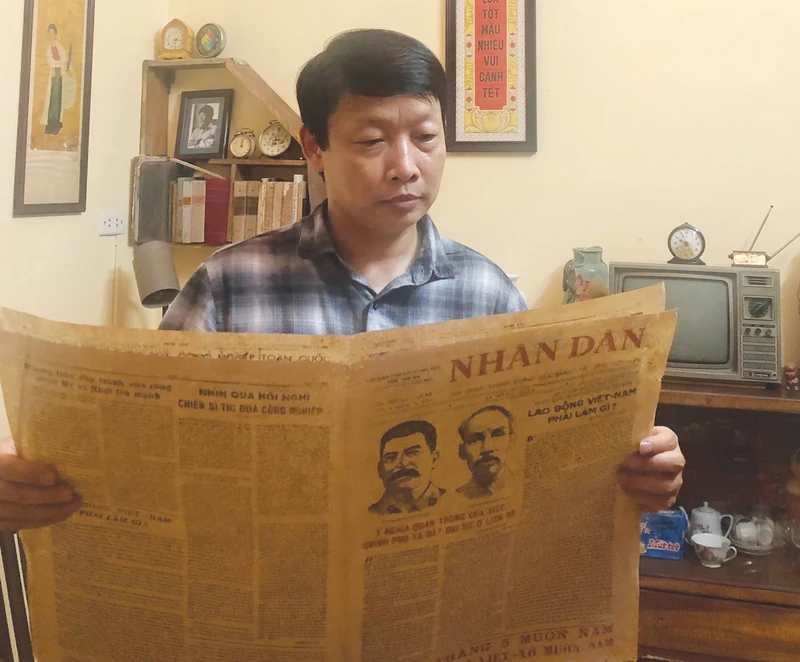 Nhà sưu tập Tạ Thu Phong với báo Nhân Dân - Ảnh : NVCC