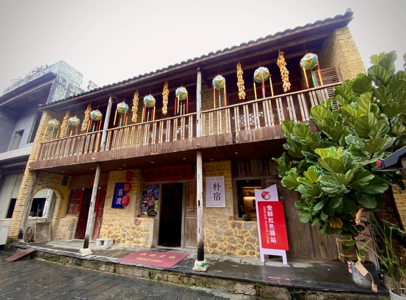 Một khách sạn với kiến trúc đậm sắc màu văn hóa dân tộc Choang tại Cửu Châu Cổ trấn 