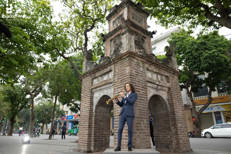 Nghệ sĩ Kenny G bên tháp cổ Hòa Phong, hồ Gươm... Nguồn: IB Group