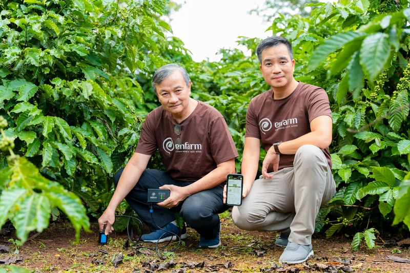 TS Hồ Long Phi và CEO Nguyễn Đỗ Dũng (phải) - “cha đẻ” của giải pháp công nghệ bón phân thông minh. Nguồn | Enfarm