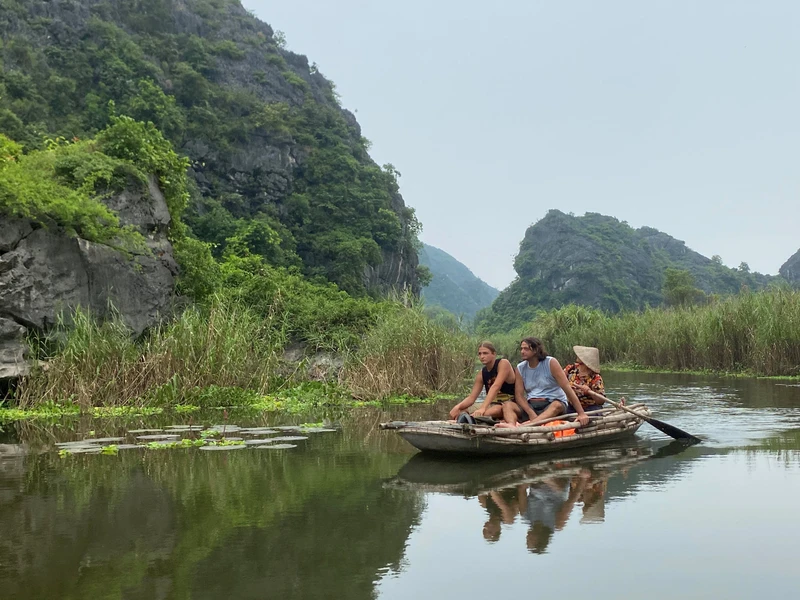 Hai du khách Pháp khám phá Khu bảo tồn thiên nhiên đất ngập nước Vân Long.