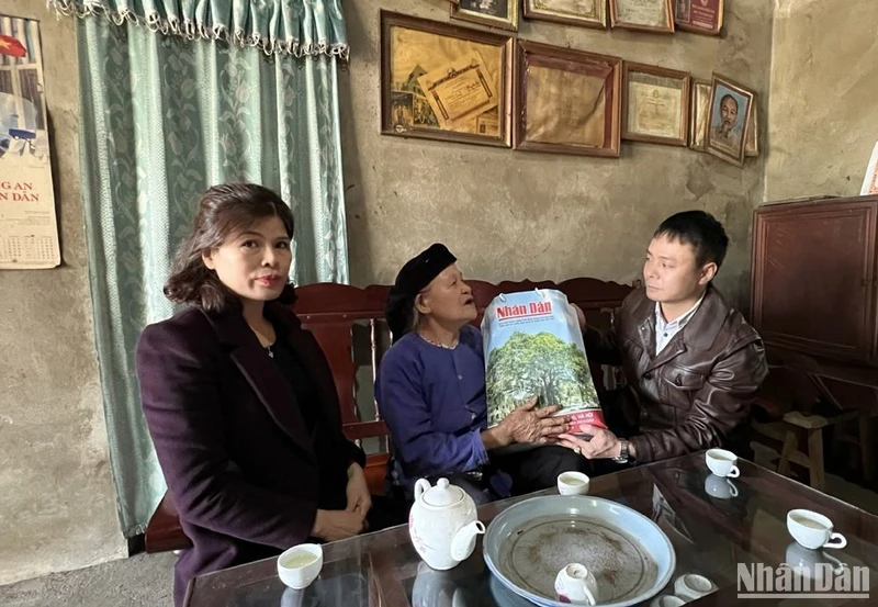 Trao quà Tết của Báo Nhân Dân tặng gia đình bà Lưu Thị Xuân, hộ nghèo ở thôn Cốc Thốc, xã Vi Hương, Bạch Thông. 