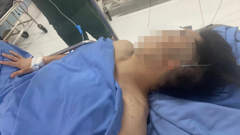 Thiếu tá Dương Xuân Kiệm bị trọng thương phải đưa vào bệnh viện cấp cứu. 