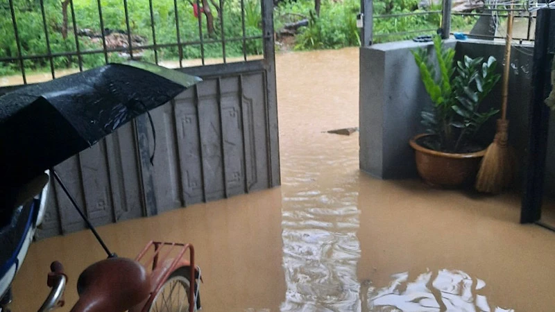 Nước ngập vào nhà dân trong ngõ 200, tổ 13, phường Sông Cầu, thành phố Bắc Kạn. 