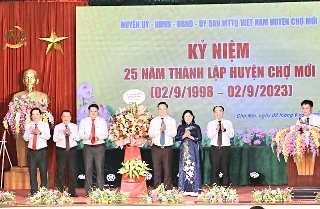 Lãnh đạo tỉnh Bắc Kạn tặng hoa chúc mừng huyện Chợ Mới. (Ảnh: ĐĂNG BÁCH).
