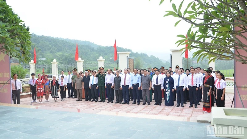 Các đại biểu chào cờ tại di tích lịch sử Coỏng Tát, thôn Bản Duồm, xã Thượng Ân, huyện Ngân Sơn. 