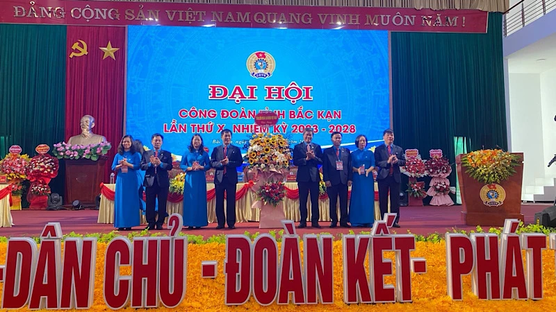 Lãnh đạo Tổng Liên đoàn lao động Việt Nam tặng hoa chúc mừng đại hội. (Ảnh: TUẤN SƠN)