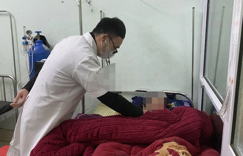 Cán bộ Trung tâm Y tế huyện Pác Nặm điều trị cho một trong số các nạn nhân bị ngộ độc. (Ảnh: VĂN LẠ)