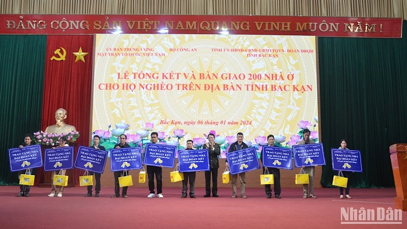 Thượng tướng Lương Tam Quang, Thứ trưởng Công an trao chìa khoá tượng trưng cho 10 hộ dân được hỗ trợ nhà. (Ảnh: TUẤN SƠN)