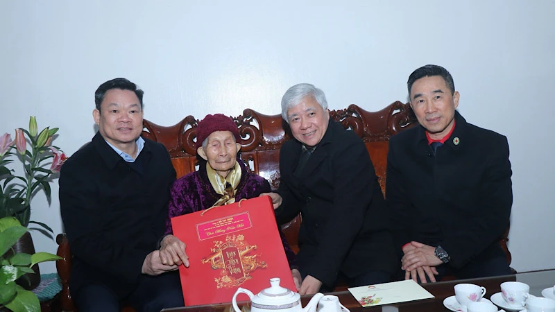 Đồng chí Đỗ Văn Chiến tặng quà Tết cho bà Nguyễn Thị Khiêm, thị trấn Bằng Lũng, huyện Chợ Đồn. (Ảnh: VŨ GIANG)