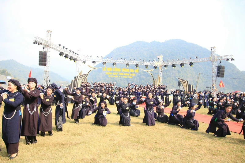 Trình diễn múa bát với 250 diễn viên tại lễ hội Lồng Tồng huyện Ba Bể năm 2024. Ảnh: HỒNG TUYẾN.