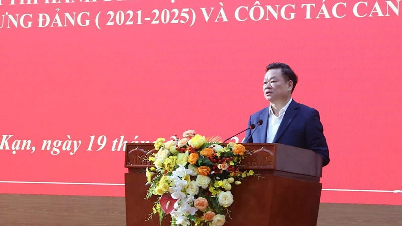 Bí thư Tỉnh ủy Bắc Kạn Hoàng Duy Chinh phát biểu tại hội nghị. (Ảnh: TUẤN SƠN)