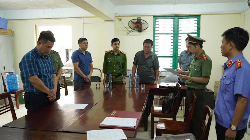 Cơ quan An ninh điều tra thi hành lệnh bắt tạm giam đối tượng Hoàng Thanh Bình (hàng đầu bên trái). (Ảnh: Công an Bắc Kạn)