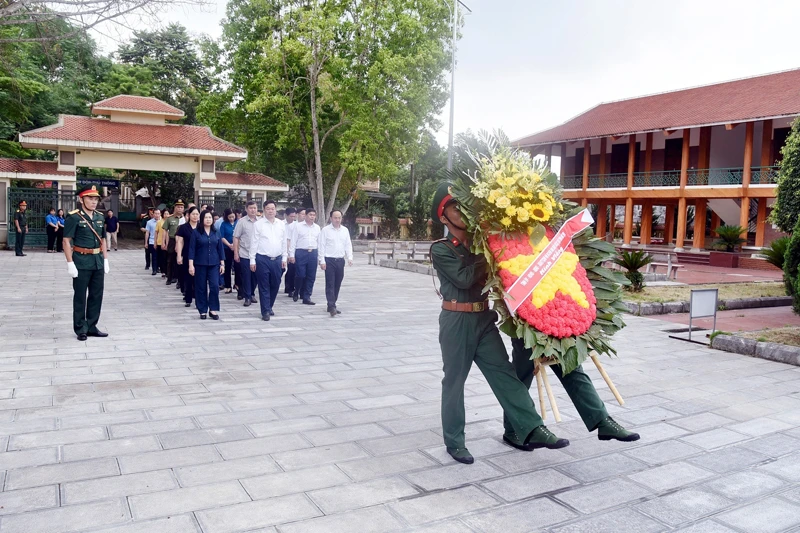 Lãnh đạo tỉnh Bắc Kạn viếng nghĩa trang liệt sĩ tỉnh. (Ảnh: QUÝ ĐÔN)