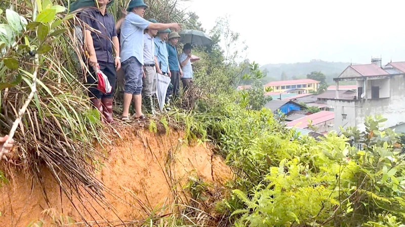 Lãnh đạo tỉnh Bắc Kạn kiểm tra vị trí nguy cơ sạt lở đất tại xã Xuân Dương, huyện Na Rì. (Ảnh: THU TRANG)