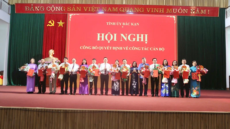 Lãnh đạo tỉnh Bắc Kạn trao quyết định, tặng hoa chúc mừng các cán bộ nhận vị trí công tác mới. (Ảnh: TUẤN SƠN). 