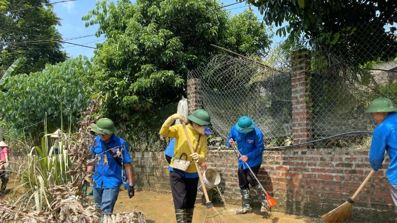 Đoàn viên, thanh niên hỗ trợ người dân Ba Bể khắc phục hậu quả mưa bão. (Ảnh: ĐĂNG TRÌNH)