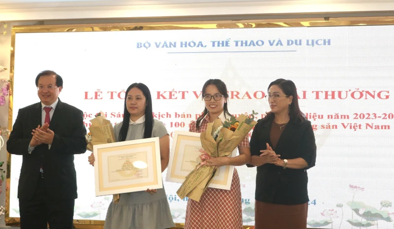 Thứ trưởng Bộ Văn hóa, Thể thao và Du lịch Tạ Quang Đông (trái) trao giải thưởng cho các tác giả.