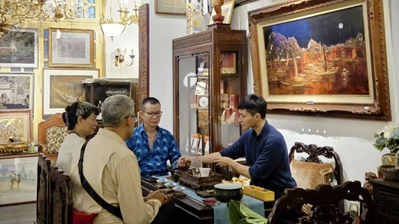 Thưởng trà, ngắm tranh tại không gian D&C Gallery.