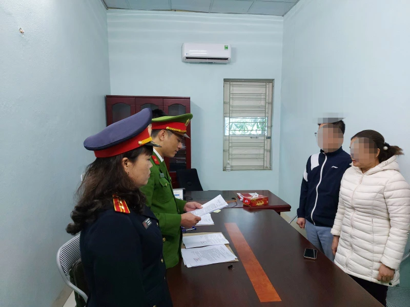 Đại diện cơ quan chức năng tỉnh Thanh Hóa thi hành quyết định khởi tố bị can.