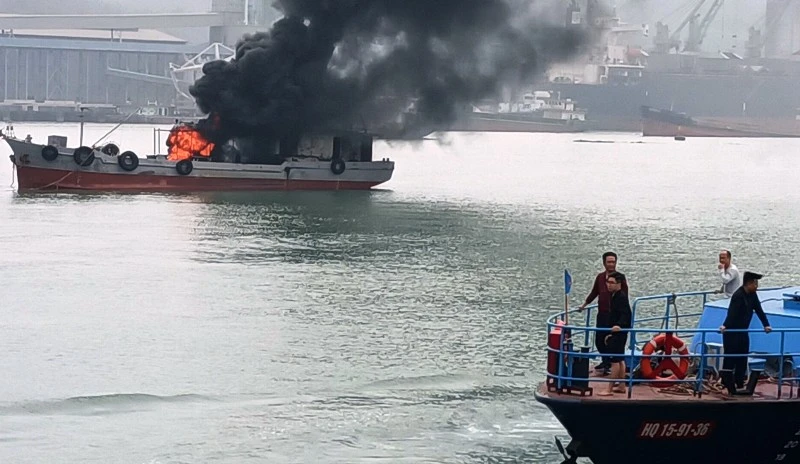 Hỏa hoạn phát sinh trên tàu chở dầu đang neo đậu.