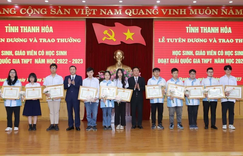 Lãnh đạo Tỉnh ủy, Ủy ban nhân dân tỉnh Thanh Hóa trao tặng Bằng khen cho các học sinh đoạt giải quốc gia.