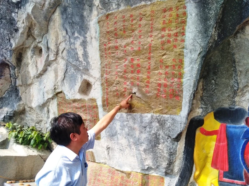 Hành vi khoan, vít đinh làm mất ký tự trên bia ký ở Chùa Quan Thánh, thành phố Thanh Hóa.