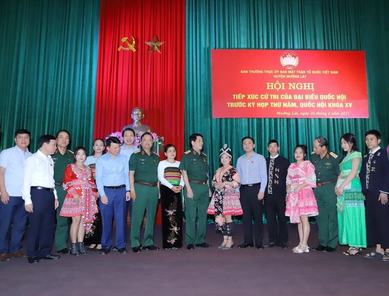 Các đại biểu Quốc hội khóa XV, cán bộ lực lượng vũ trang tỉnh Thanh Hóa với đồng bào huyện Mường Lát.