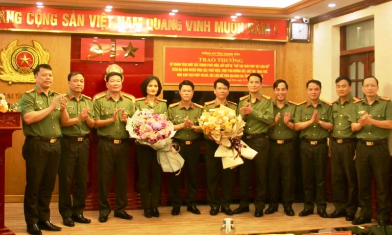 Lãnh đạo Công an tỉnh Thanh Hóa chúc mừng chiến công của các đơn vị nghiệp vụ.