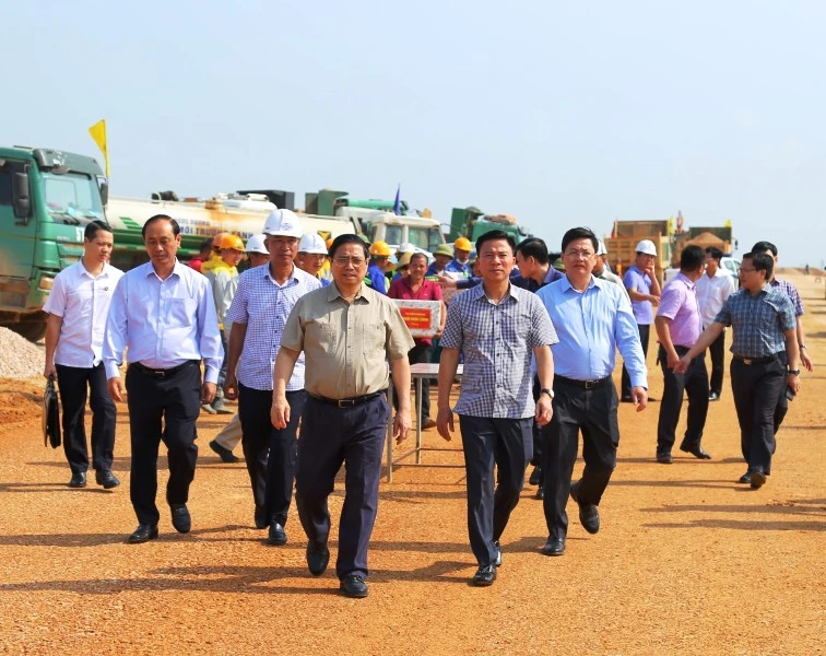 Thủ tướng Chính phủ cùng các thành viên đoàn công tác kiểm tra thi công đường bộ cao tốc bắc-nam , đoạn từ nút giao Đông Xuân đến Quốc lộ 45.
