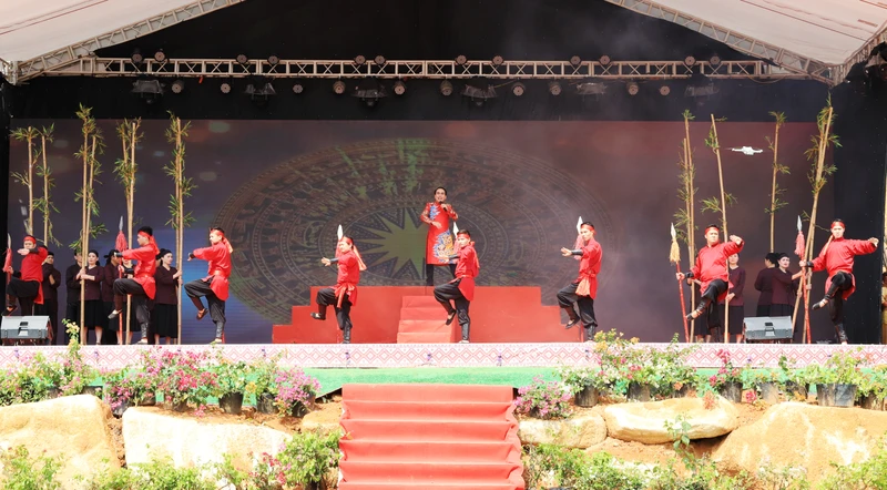 Tiết mục văn nghệ trong chương trình lễ hội Chí Linh Sơn.
