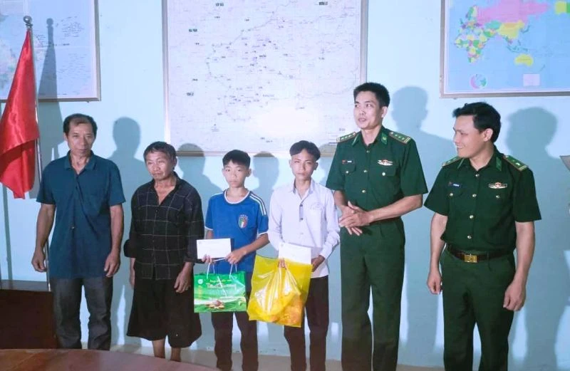 Đồn Biên phòng Quang Chiểu ở huyện Mường Lát trao tặng quà cho người đại diện và thiếu nhi các dân tộc thiểu số.