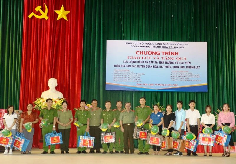 Các thành viên đoàn công tác trao tặng quà cho công an xã, giáo viên vùng cao, biên giới tỉnh Thanh Hóa.
