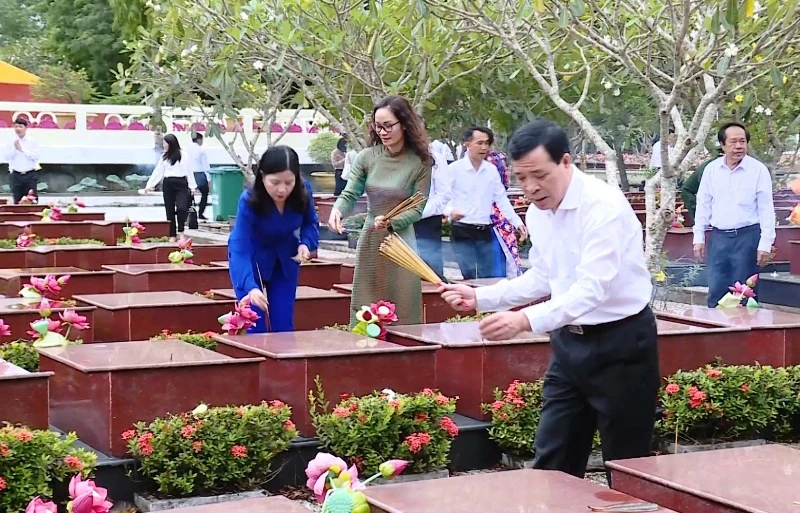 Các đại biểu tỉnh Thanh Hóa viếng các liệt sĩ tại nghĩa trang ở thành phố Cần Thơ.