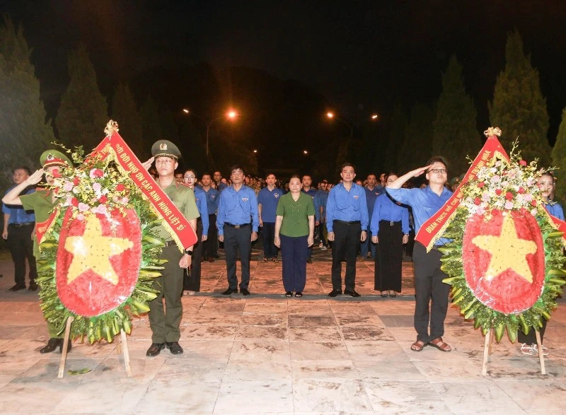 Tuổi trẻ Thanh Hóa viếng các anh hùng, liệt sĩ ở Nghĩa trang Liệt sĩ quốc tế Đồng Tâm, huyện miền núi Bá Thước.