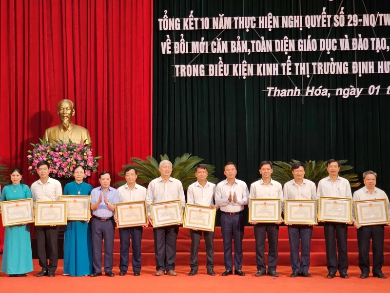 Lãnh đạo tỉnh Thanh Hóa trao tặng Bằng khen cho các tập thể có thành tích xuất sắc trong thực hiện Nghị quyết 29-NQ/TW.