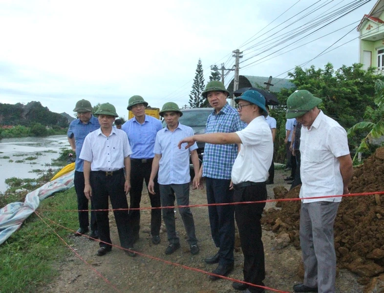 Lãnh đạo tỉnh Thanh Hóa cùng các thành viên đoàn công tác nắm bắt sự cố đê sông Càn.