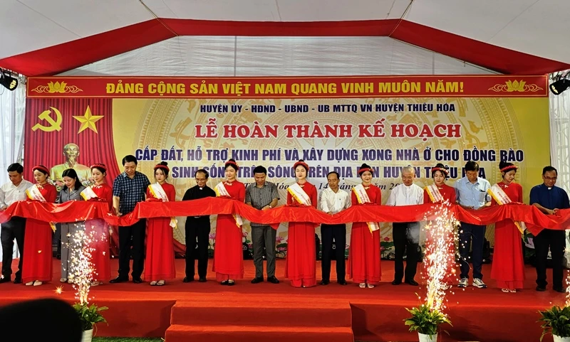 Các đại biểu cắt băng, hoàn thành xây dựng nhà ở cho đồng bào sinh sống trên sông ở huyện Thiệu Hóa lên bờ định cư.