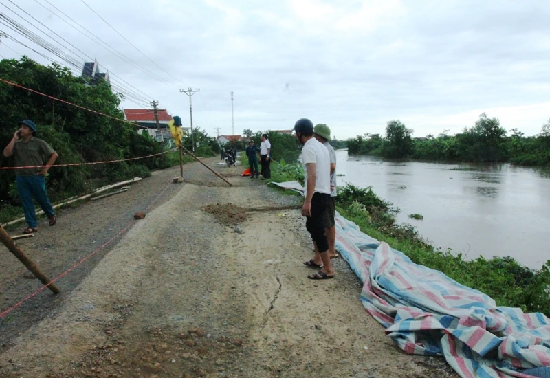 Sự cố đê tả sông Càn ở huyện Nga Sơn có diễn biến mở rộng.