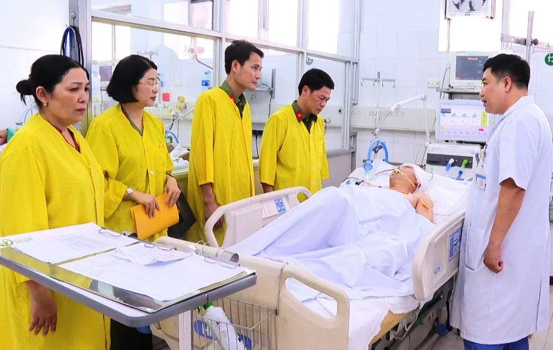 Lãnh đạo Công an tỉnh thăm đồng đội bị thương đang cấp cứu, điều trị ở Hà Nội.