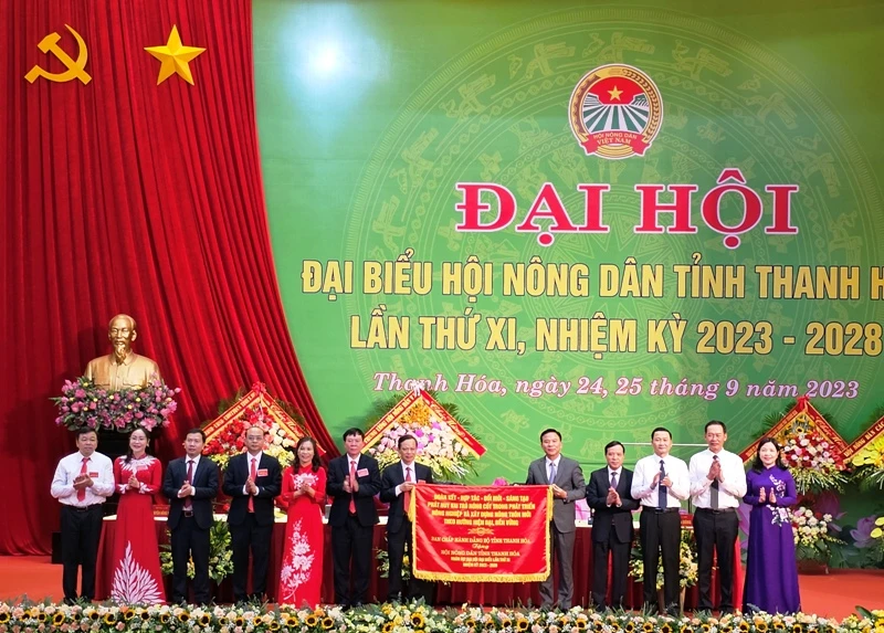 Đảng bộ tỉnh Thanh Hóa tặng Hội Nông dân tỉnh Thanh Hóa bức trướng.