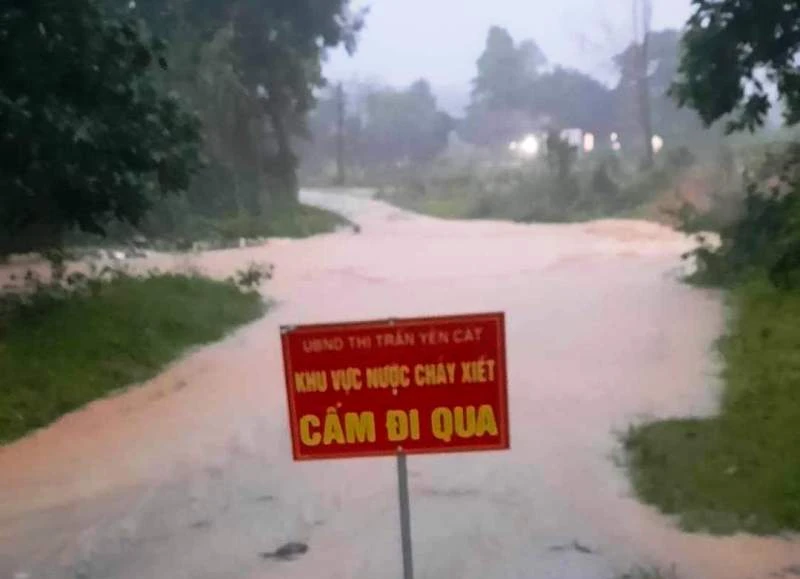 Cảnh báo cấm đi qua điểm ngập nước ở thị trấn Yên Cát, huyện Như Xuân.