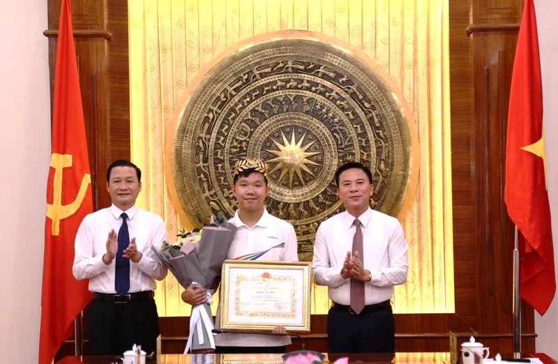 Lãnh đạo tỉnh Thanh Hóa tặng Bằng khen, biểu dương thành tích của em Lê Xuân Mạnh.