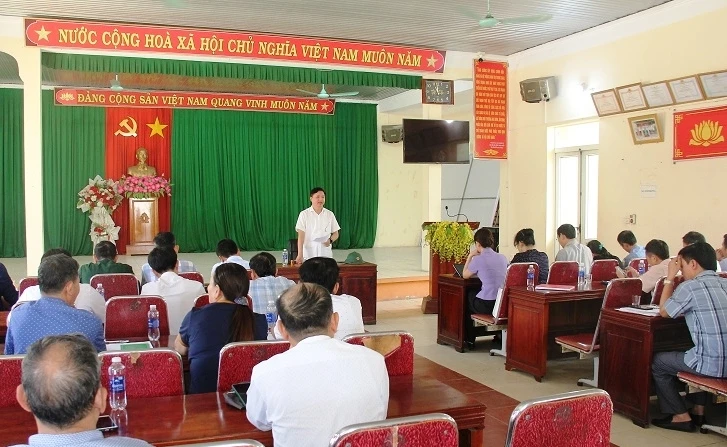 Lãnh đạo thị xã Nghi Sơn tuyên truyền tới nhân dân xã Hải Hà về chủ trương xây dựng Cảng Long Sơn.