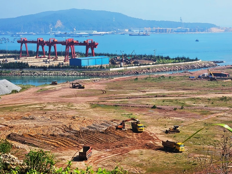 Thi công hạ tầng, khai thác lợi thế cảng biển ở Khu kinh tế Nghi Sơn.