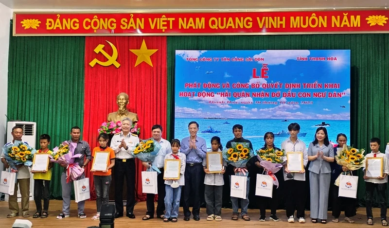 Lãnh đạo Tổng công ty Tân Cảng Sài Gòn trao quyết định đỡ đầu con ngư dân Thanh Hóa.
