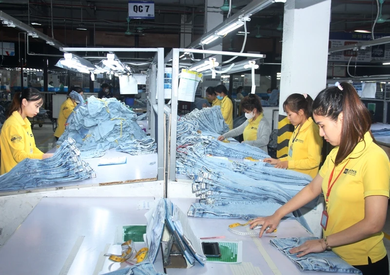 Người lao động ở Thanh Hóa hoàn thiện sản phẩm may mặc, xuất khẩu.