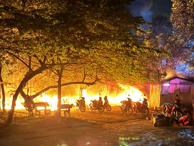 Hỏa hoạn xảy ra tại khu vực nhà để xe đạp, xe máy của sinh viên.